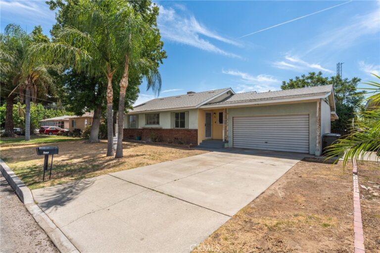 237 W Van Koevering Street, Rialto