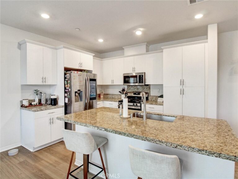 2497 Gunner Ridge, Rialto
