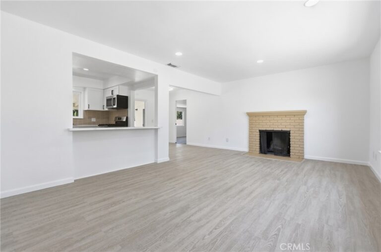 371 E Mariposa Drive, Rialto