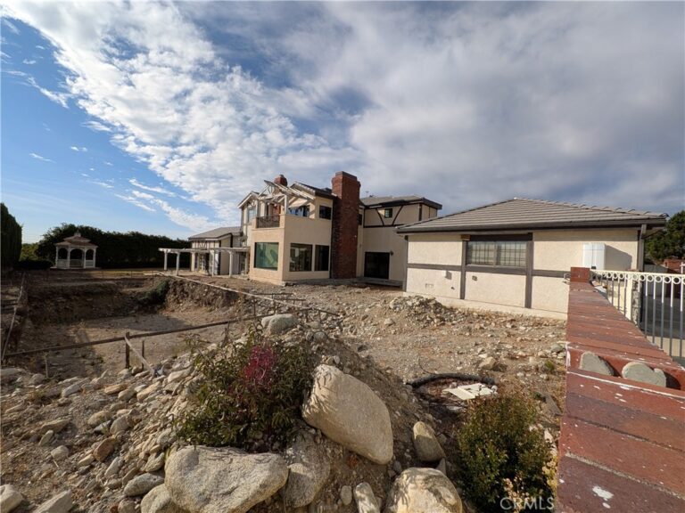 3742 Hollins, Claremont