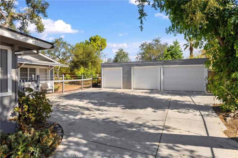 449 448 Arrow Highway, Claremont