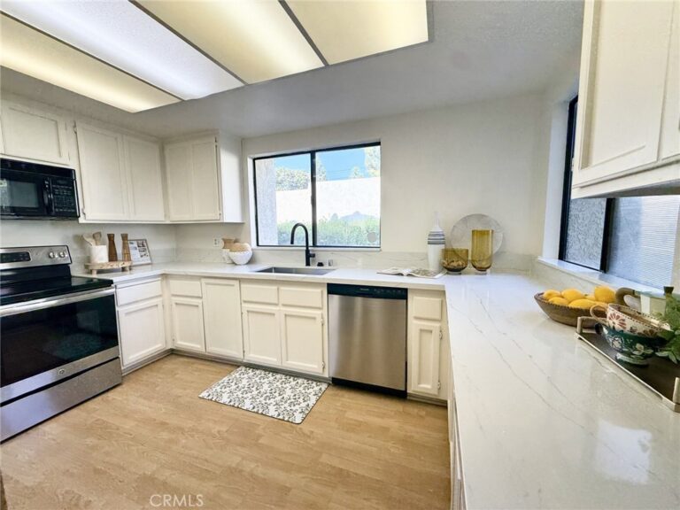 451 Corte Rojo, Upland