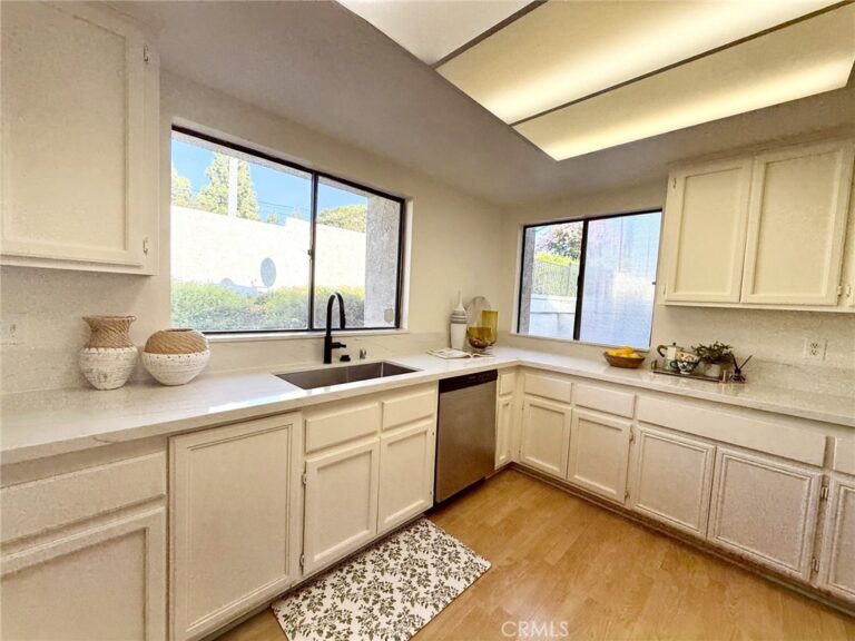 451 Corte Rojo, Upland
