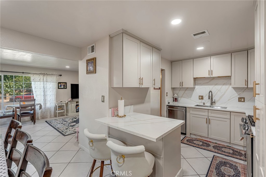 535 E Valencia Street, Rialto