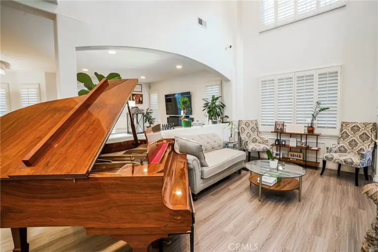 539 Bourdet, Walnut