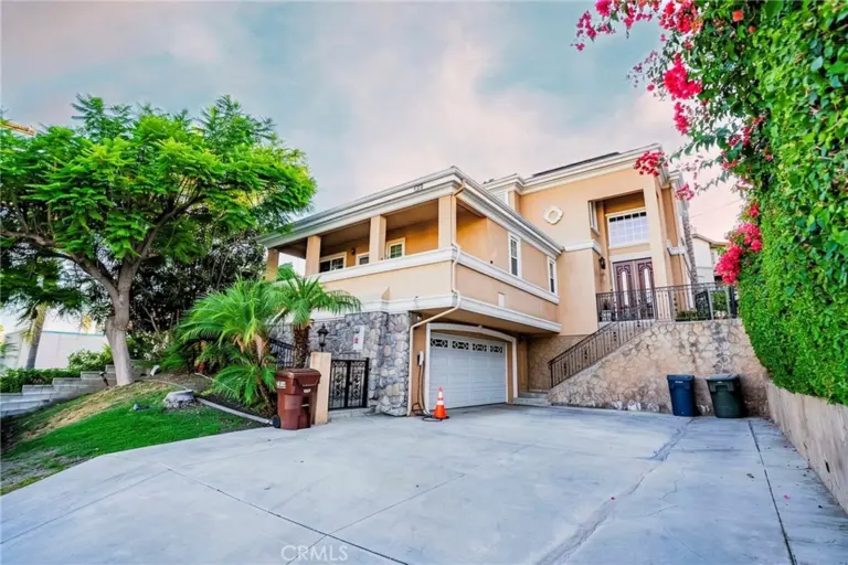 539 Bourdet, Walnut