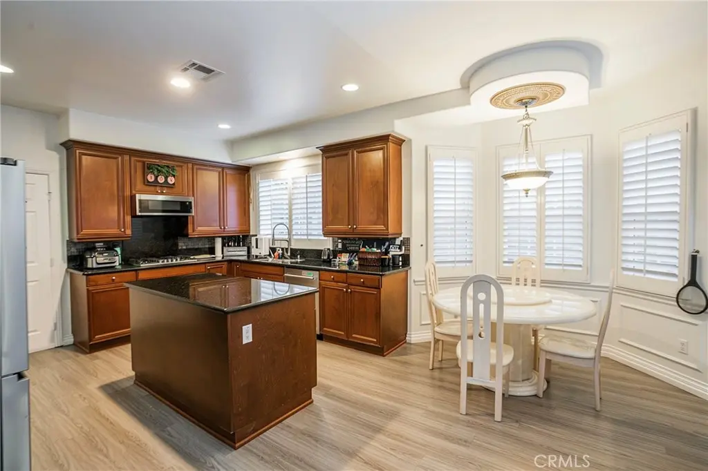539 Bourdet, Walnut