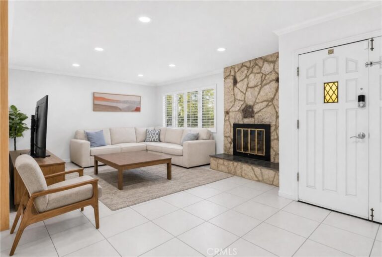 579 Aurora, Claremont