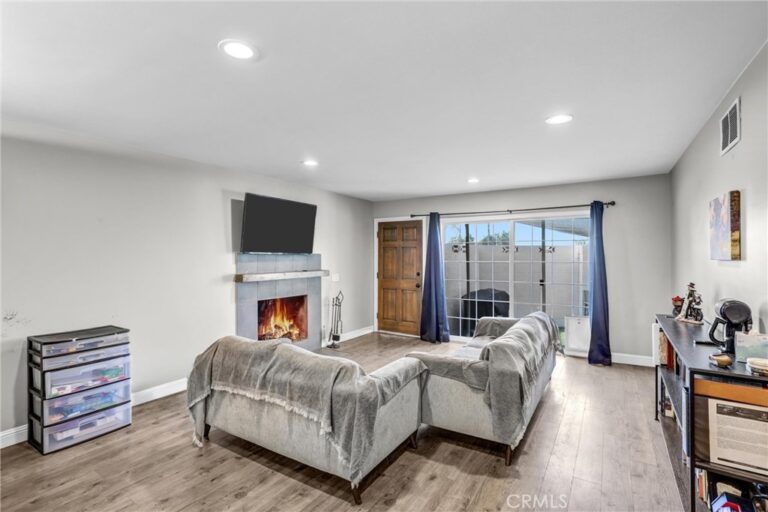 679 S Indian Hill #B, Claremont