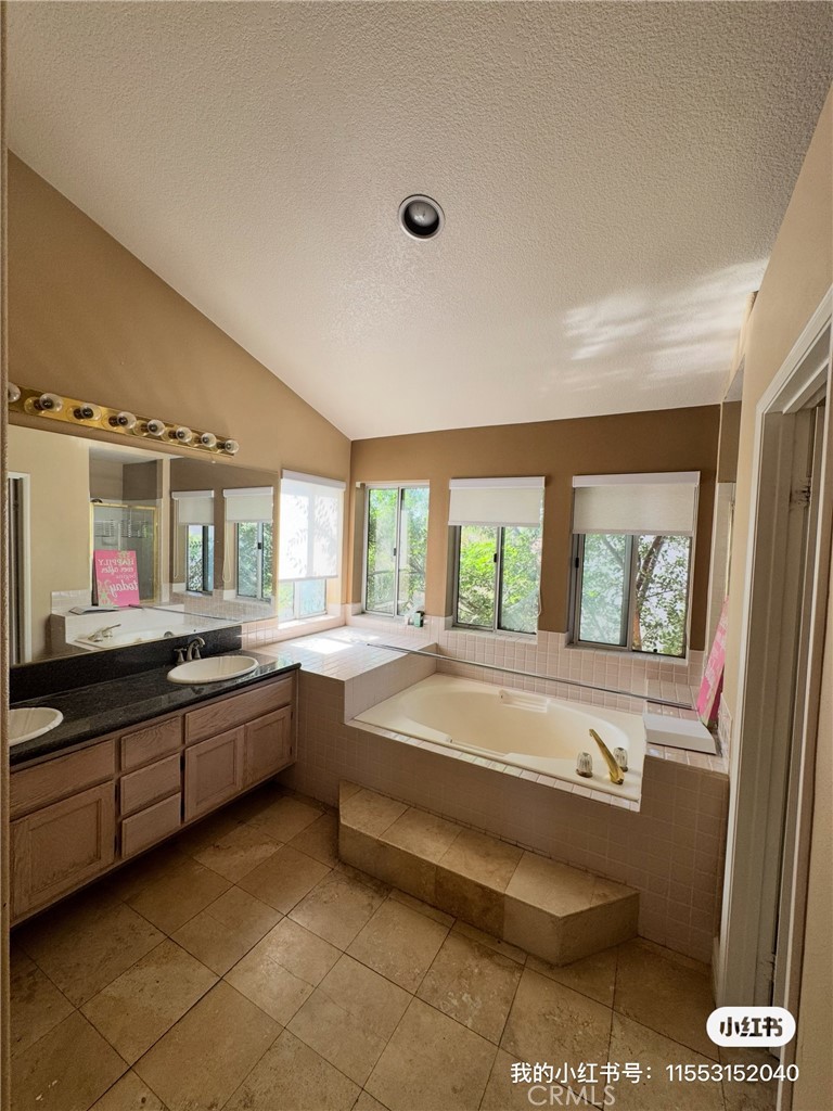 8043 Tuscany, Fontana