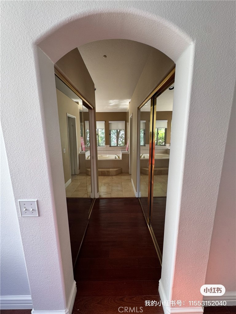 8043 Tuscany, Fontana