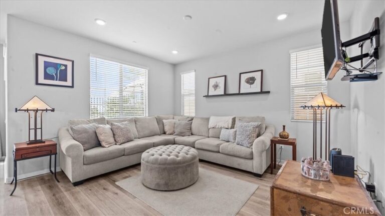805 Cranberry Way, Upland