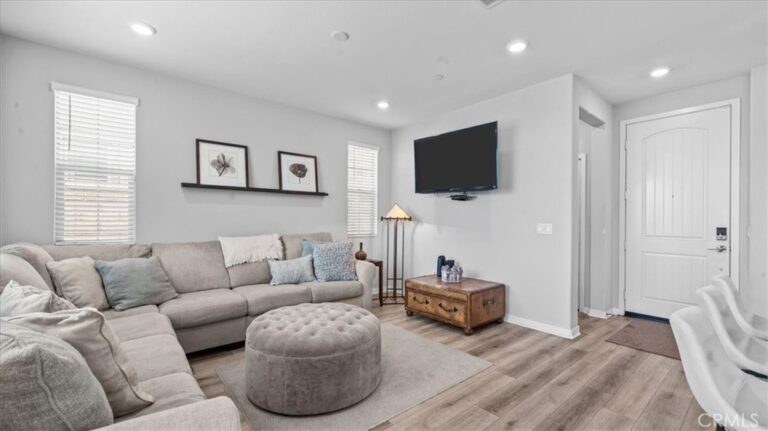 805 Cranberry Way, Upland