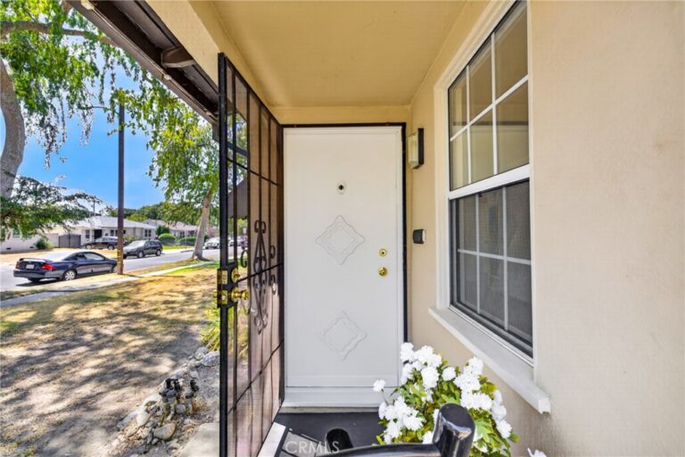 837 N 10th Avenue, Upland