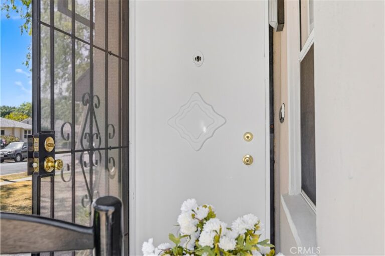 837 N 10th Avenue, Upland