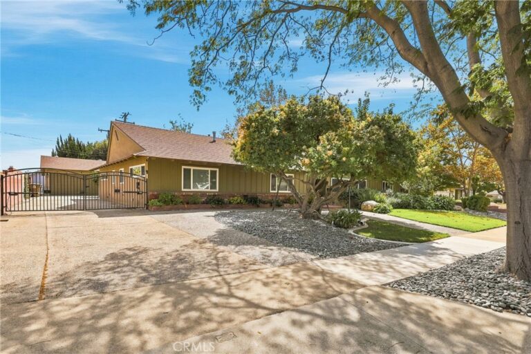 838 Maryhurst, Claremont