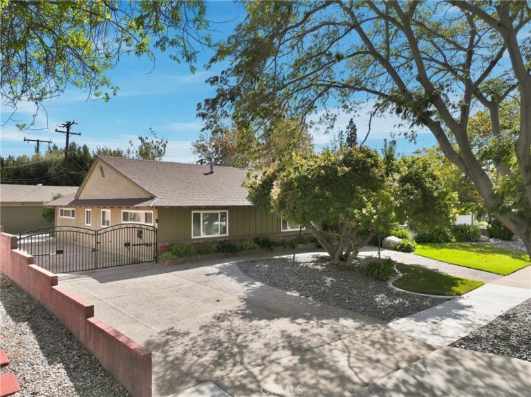 838 Maryhurst, Claremont