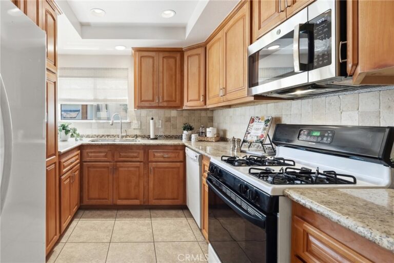 854 Endicott, Claremont