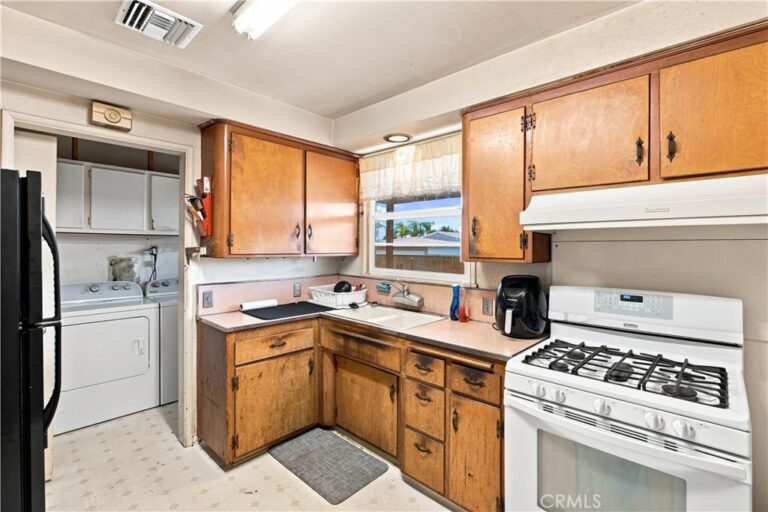 868 James Place, Pomona