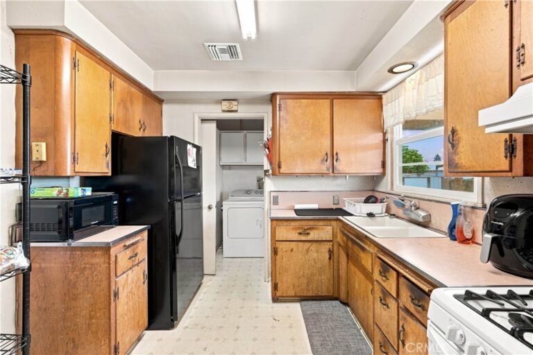 868 James Place, Pomona