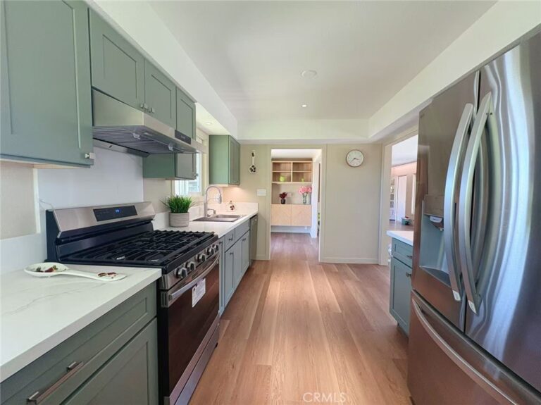 883 E Leadora, Glendora