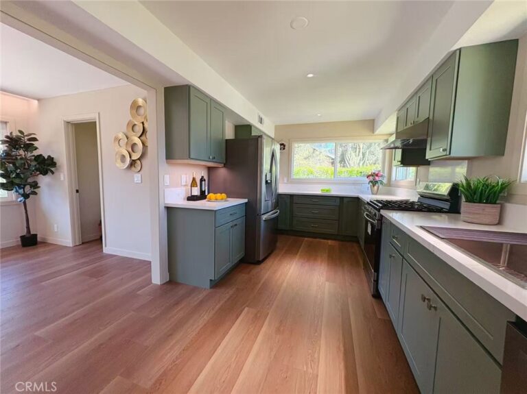 883 E Leadora, Glendora