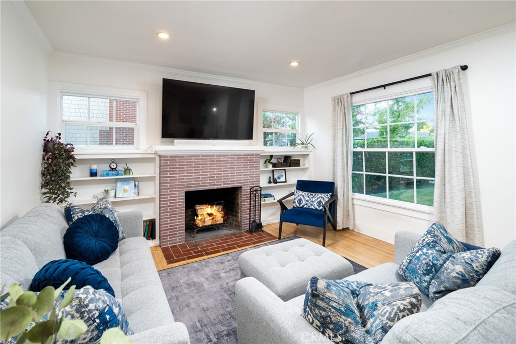 887 N 1st Avenue, Upland