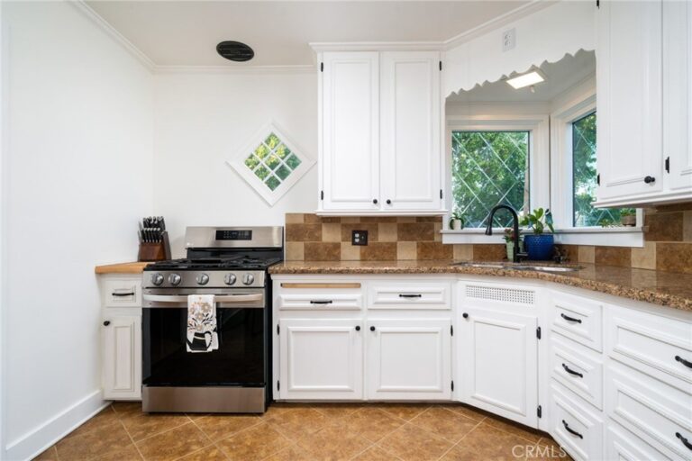 887 N 1st Avenue, Upland