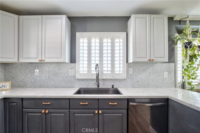 910 W Granada Court, Ontario