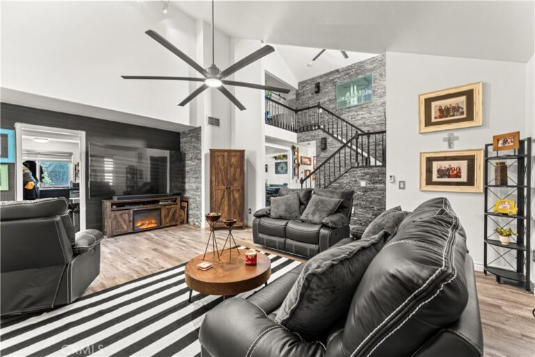 912 Pineridge, Upland
