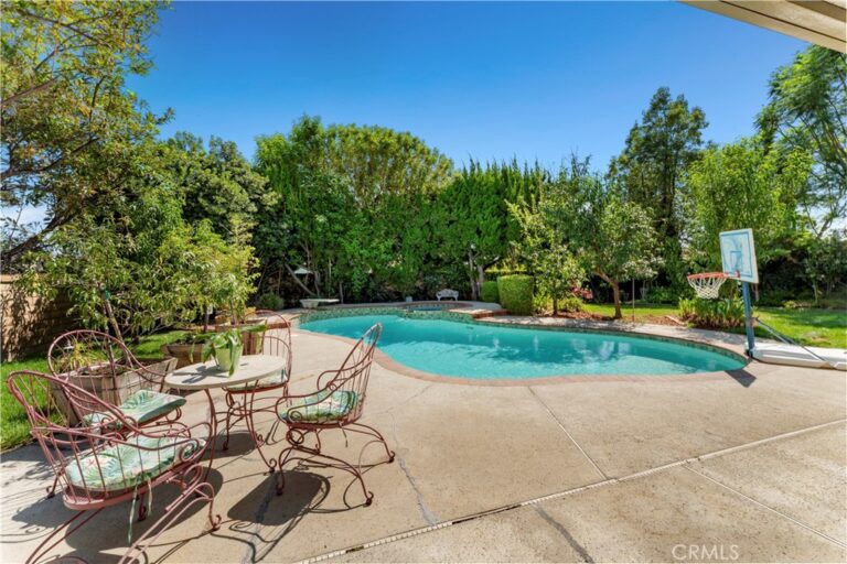 912 Pineridge, Upland