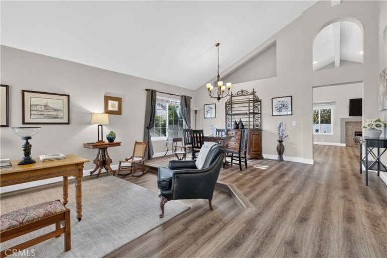 975 El Mirador, Upland