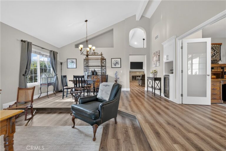 975 El Mirador, Upland
