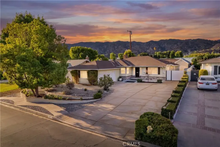 1151 E Comstock Avenue, Glendora