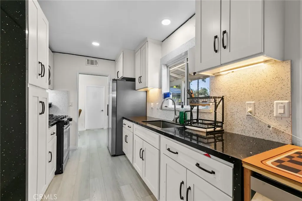 1681 E La Deney, Ontario