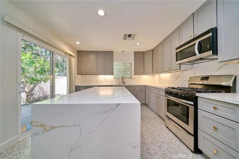 1741 E D, Ontario