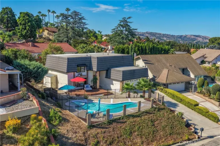 20512 Starshine, Walnut