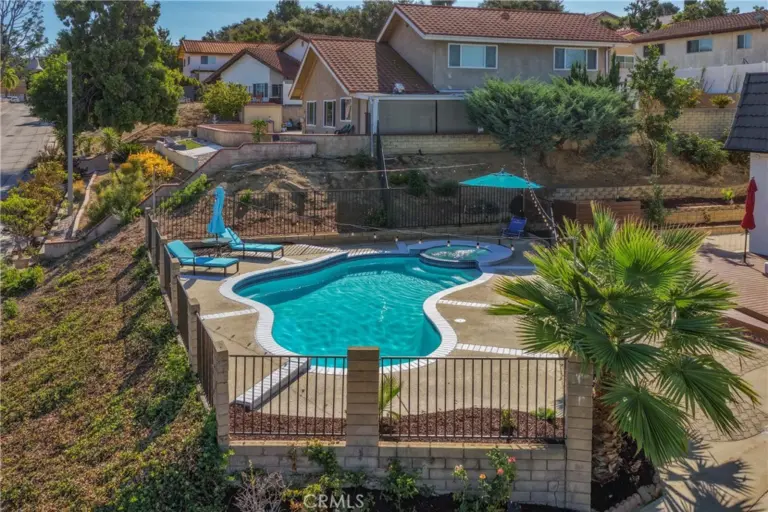 20512 Starshine, Walnut