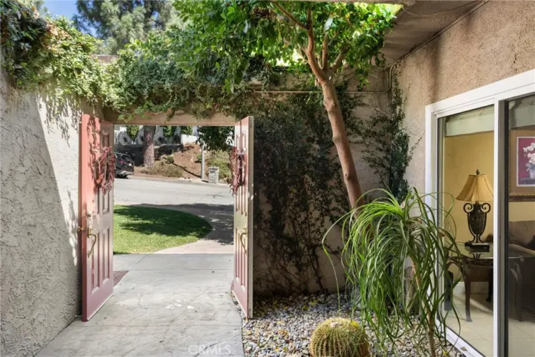 2621 N Mountain, Claremont