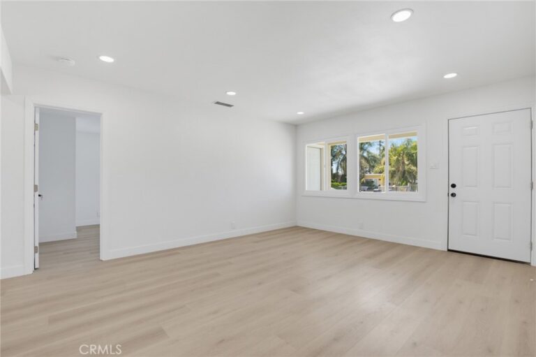 570 N East End Avenue, Pomona